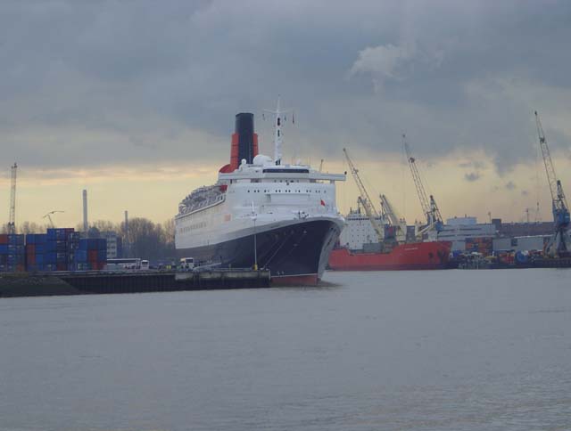 Cruiseschip ms Queen Elizabeth II van Cunard Line aan de Cruise Terminal Rotterdam